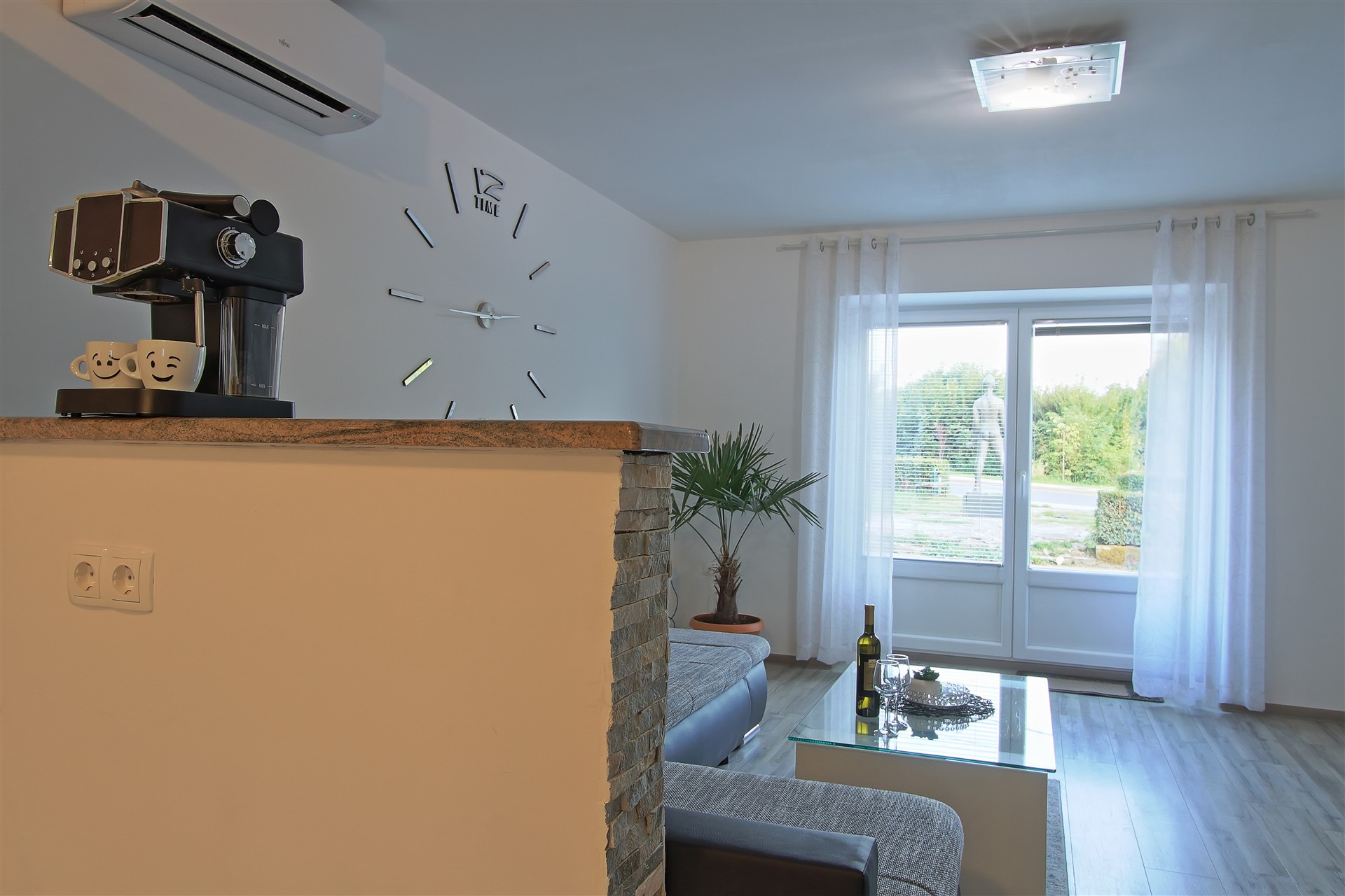 Guesthouse L&K u Brinju — Kuhinja i blagovaonica