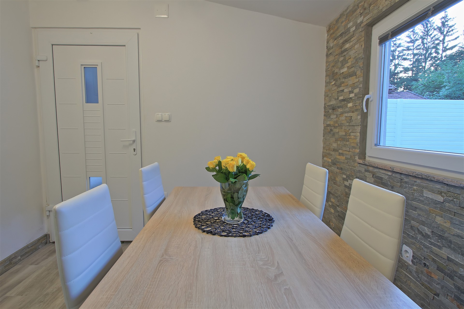 Guesthouse L&K u Brinju — Kuhinja i blagovaonica