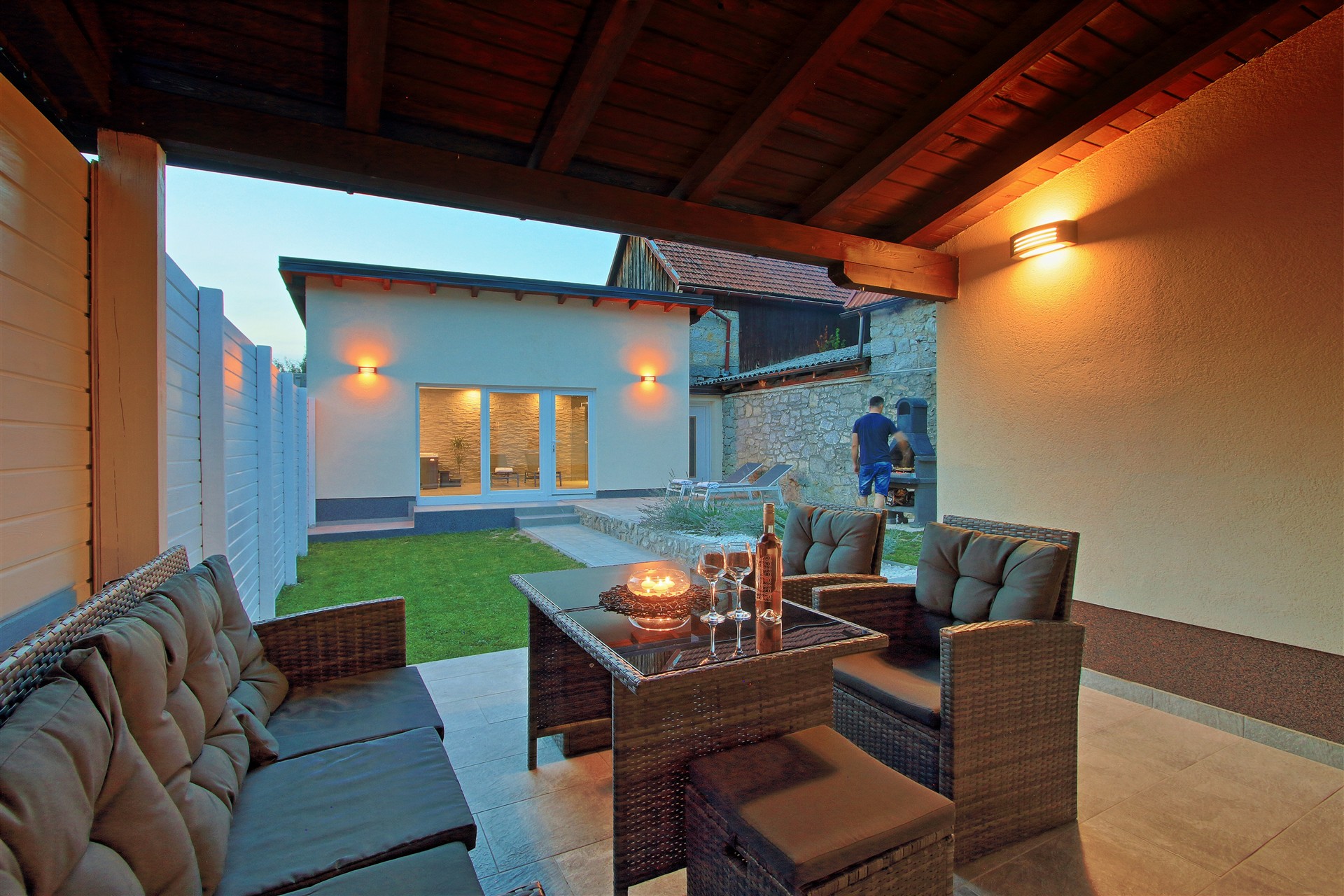 Guesthouse L&K u Brinju — Terasa i dvorište